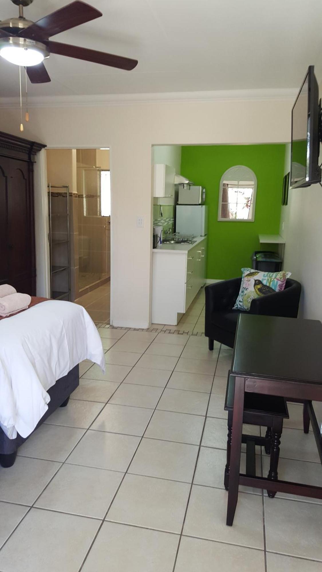 Sunshine Self Catering Apartment Mbombela Bagian luar foto