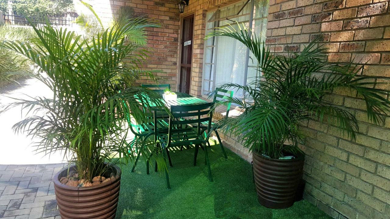 Sunshine Self Catering Apartment Mbombela Bagian luar foto